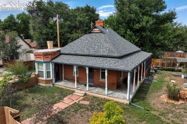 a view of a house with backyard and porch