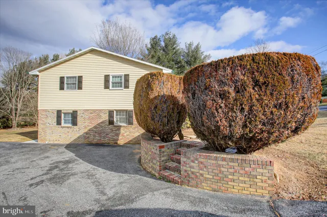 a view of a house with backyard