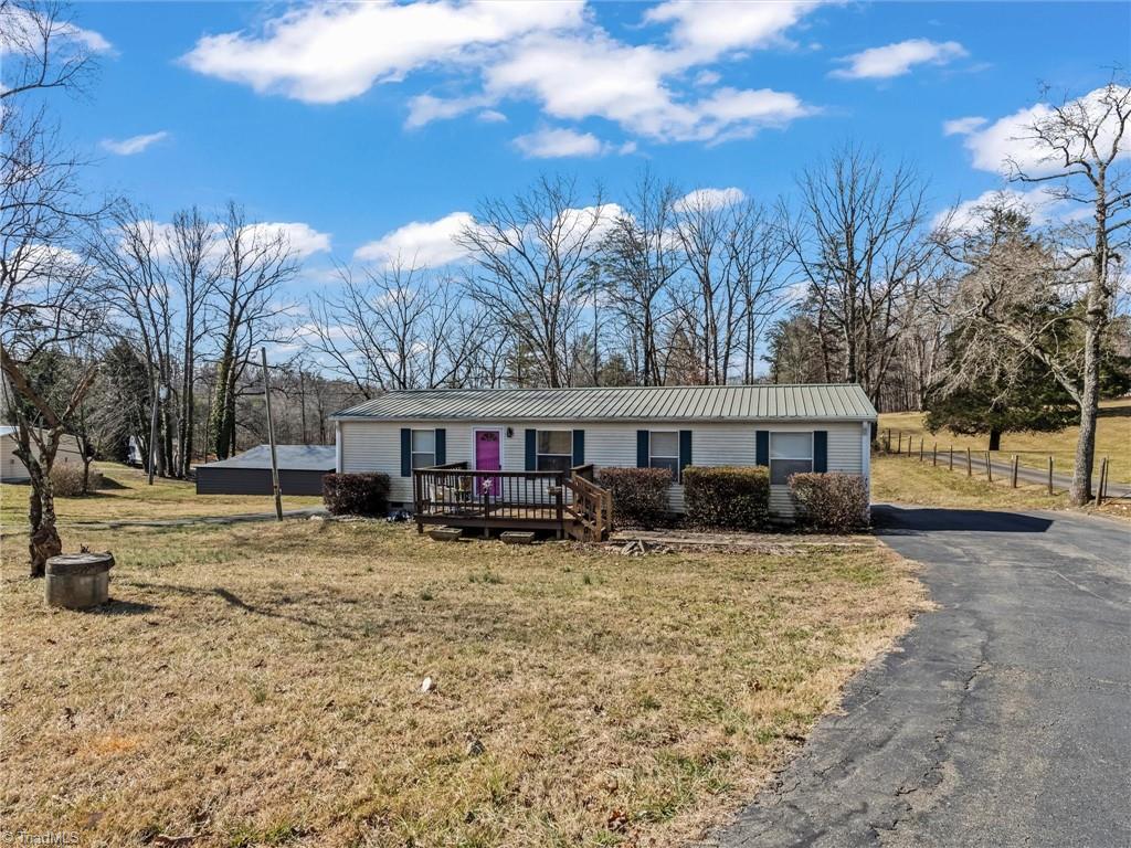 889 North Franklin Road Mount Airy, NC 27030 - Photo 3 of 18 Gallery Image 3