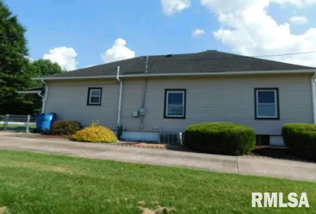 $85,000 | 1207 Burgess Avenue, Johnston City, IL 62951