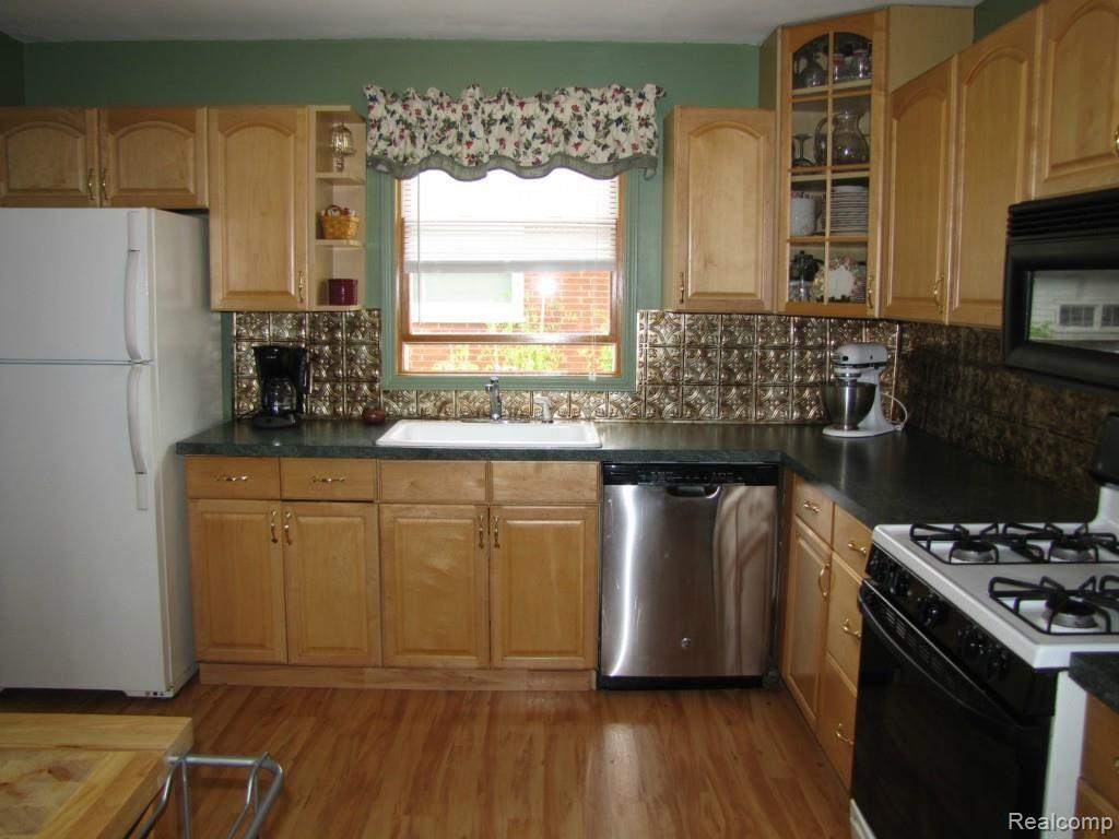 32199 Linderman Avenue Warren, MI 48093 - Photo 8 of 28 2014-08-30 15.38