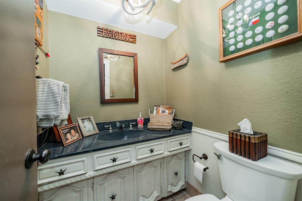 9511 Fallbrook Drive Dallas, TX 75243 - Photo 21 of 40 a bathroom with a toilet sink and mirror