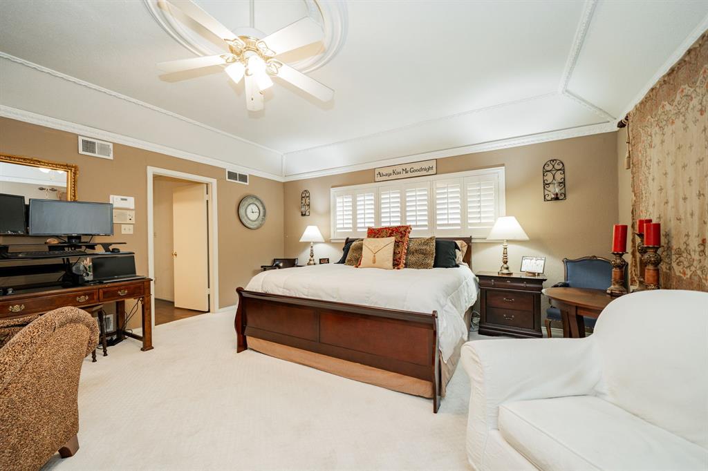 9511 Fallbrook Drive Dallas, TX 75243 - Photo 25 of 40 a living room with furniture and a flat screen tv