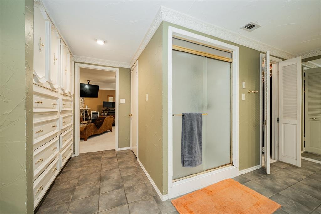 9511 Fallbrook Drive Dallas, TX 75243 - Photo 30 of 40 a view of a bedroom from the hallway