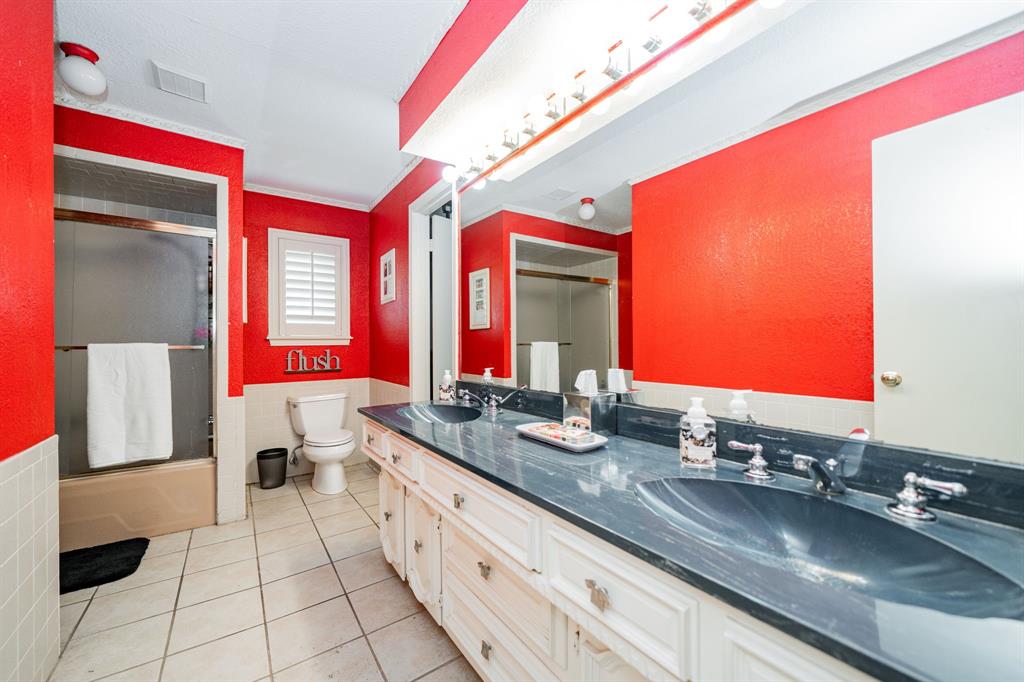 9511 Fallbrook Drive Dallas, TX 75243 - Photo 33 of 40 a bathroom with a sink and a mirror