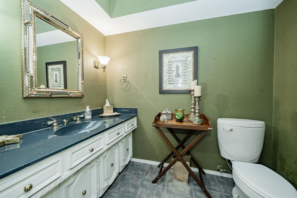 9511 Fallbrook Drive Dallas, TX 75243 - Photo 9 of 40 a bathroom with a toilet sink and mirror