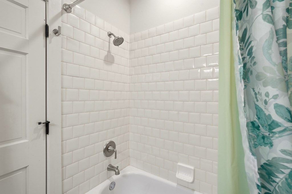 175 Crane Creek Road Young Harris, GA 30582 - Photo 28 of 40 a bathroom with a bathtub