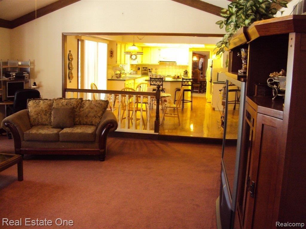 392 Lake Forest Road Rochester, MI 48309 - Photo 13 of 24 Family Room.jpg