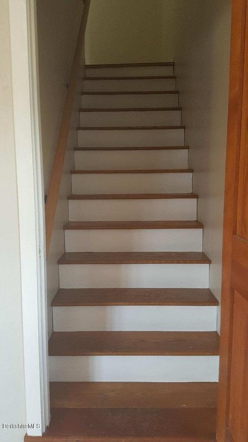 35 Albany Road West Stockbridge, MA 01266 - Photo 6 of 10 stairs