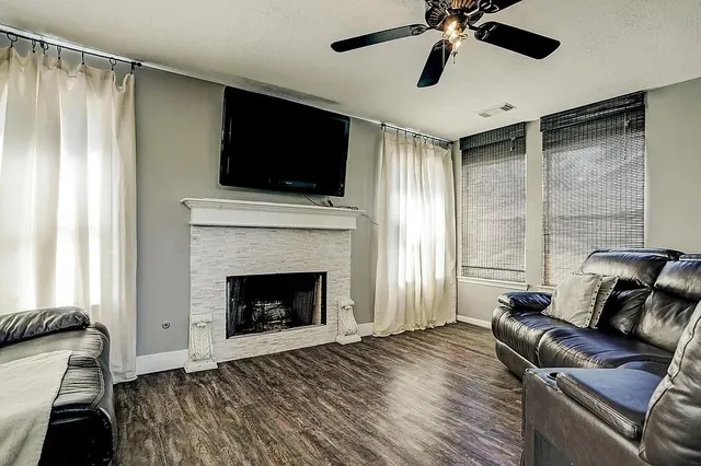 $2,325 | 3005 Wood Hollow Drive, League City, TX 77573