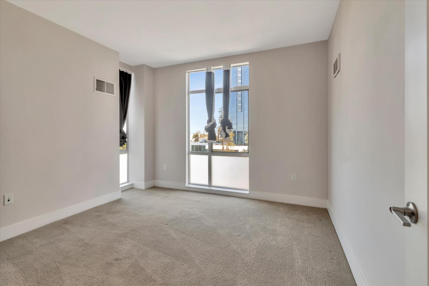 901 Jefferson Street, Unit 510 Oakland, CA 94607 - Photo 9 of 15 an empty room with windows