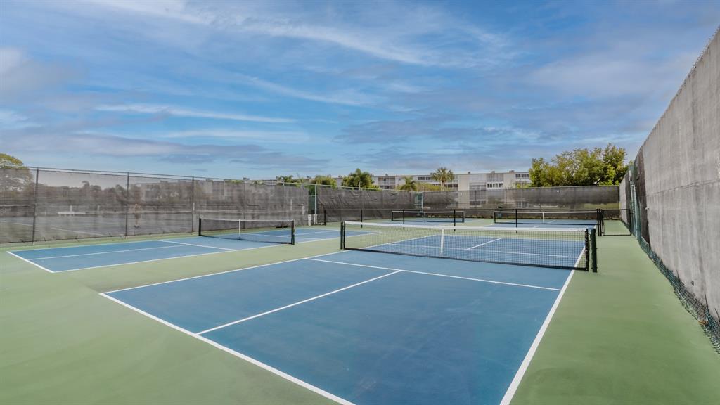 272 Preston Way, Unit 272 Boca Raton, FL 33434 - Photo 20 of 20 a view of a tennis court