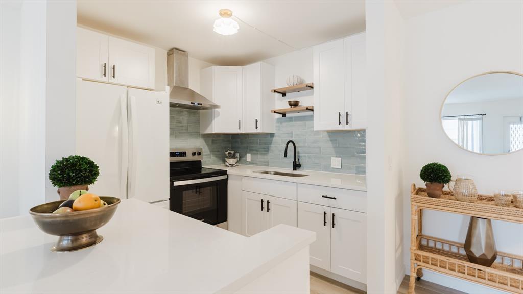 272 Preston Way, Unit 272 Boca Raton, FL 33434 - Photo 5 of 20 a kitchen with a sink and a stove