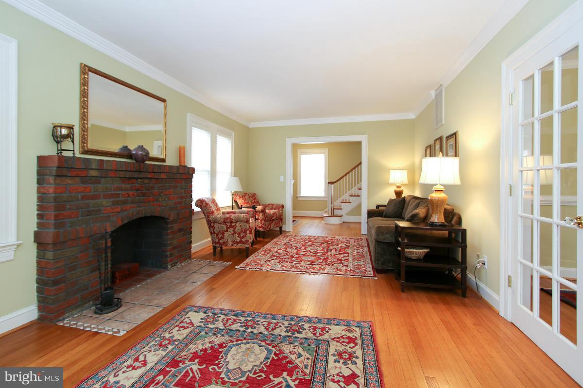 8012 Old Georgetown Road Bethesda, MD 20814 - Photo 6 of 30 Living Room