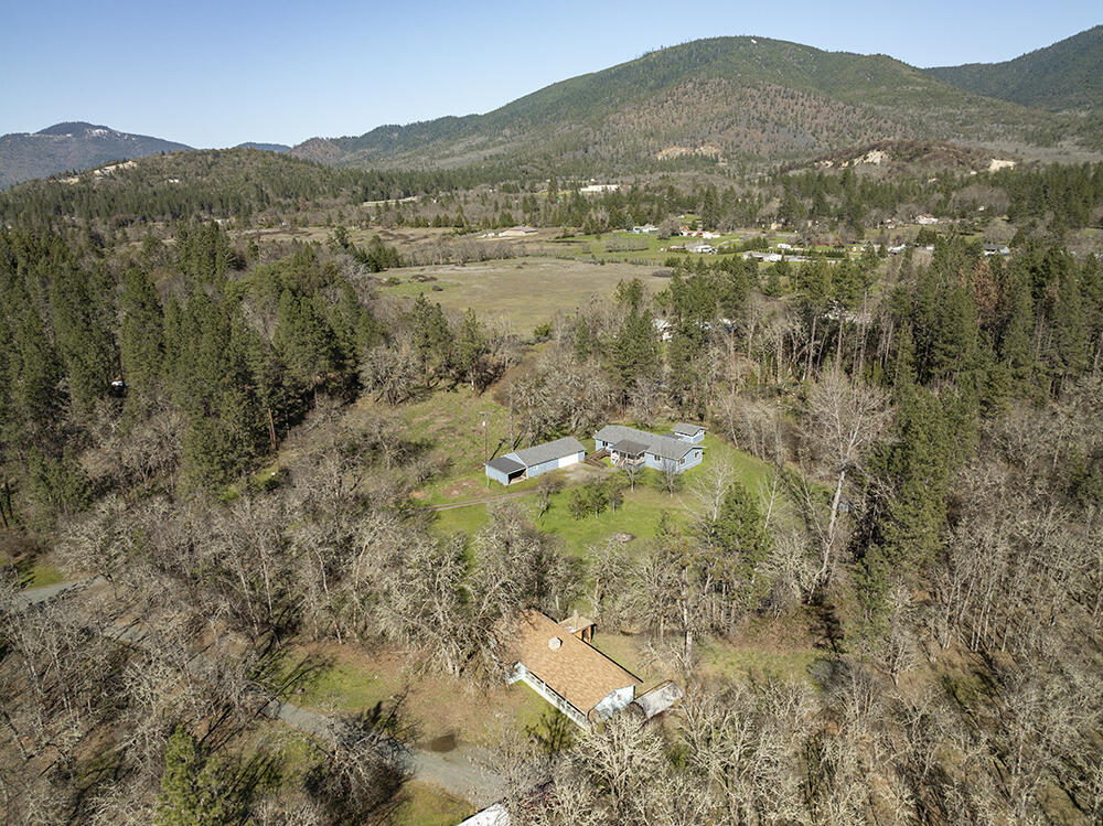 690 Flaming Road Grants Pass, OR 97526 - Photo 34 of 45 35
