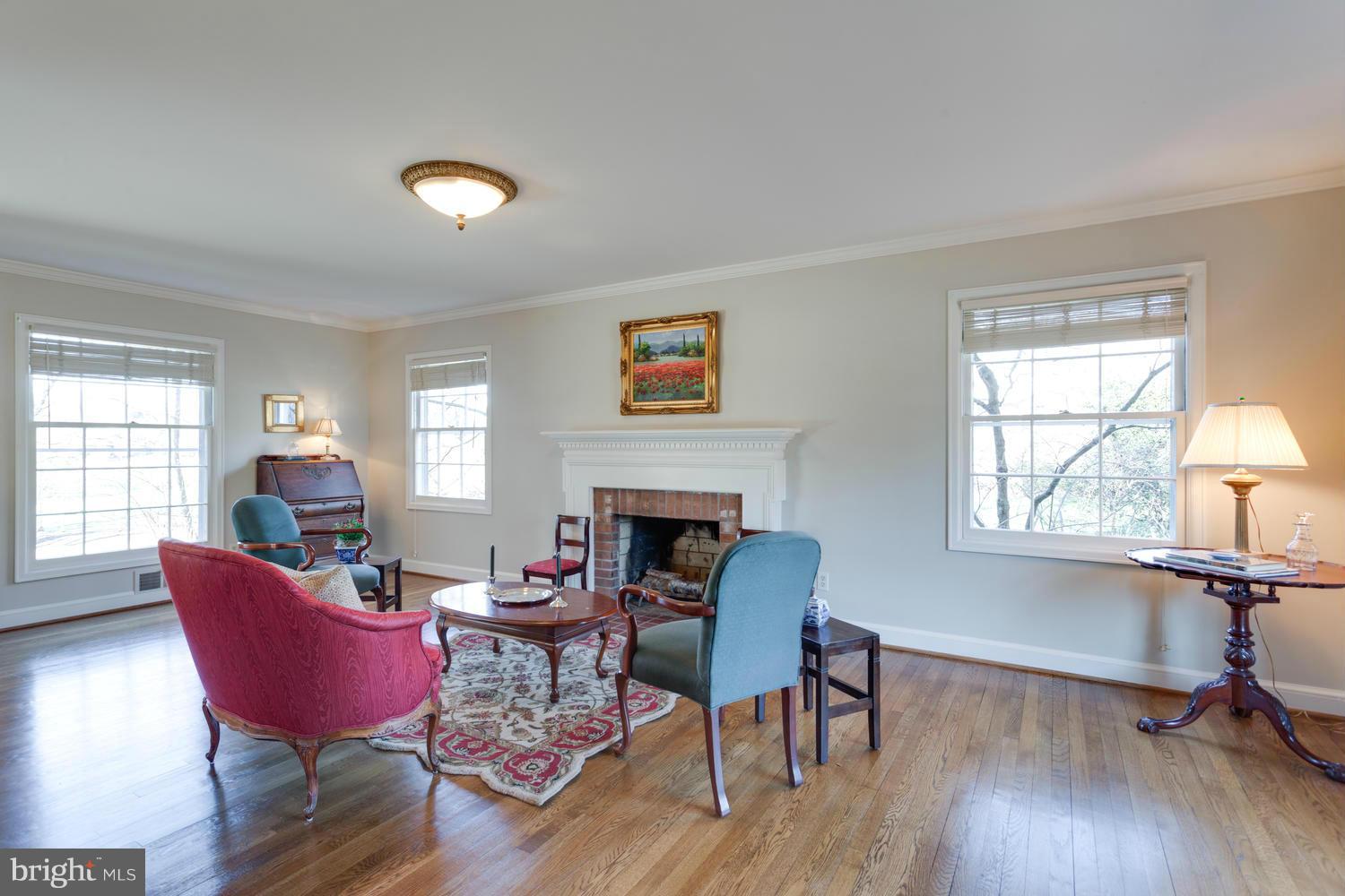 1700 Red Oak Circle Reston, VA 20190 - Photo 4 of 29 Living Room