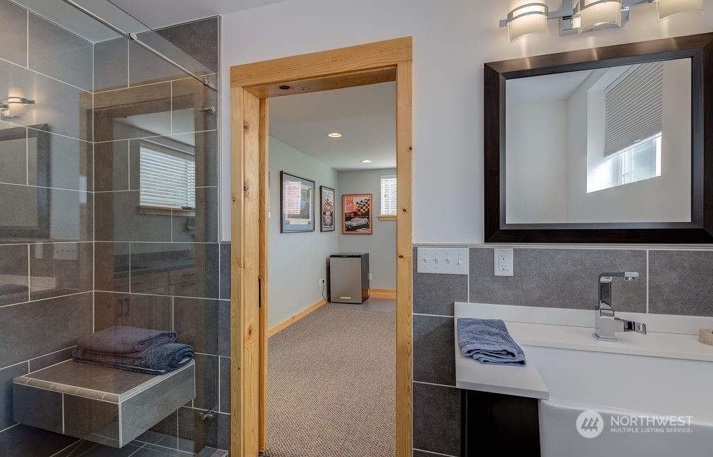 1611 Pitcher Canyon Road Wenatchee, WA 98801 - Photo 13 of 20 a en suite bathroom with a sink and a mirror