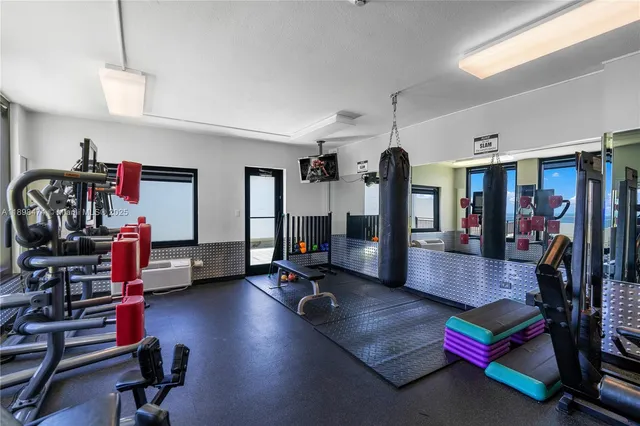 $2,250 | 5555 Collins Avenue, Unit 8P, Miami Beach, FL 33140