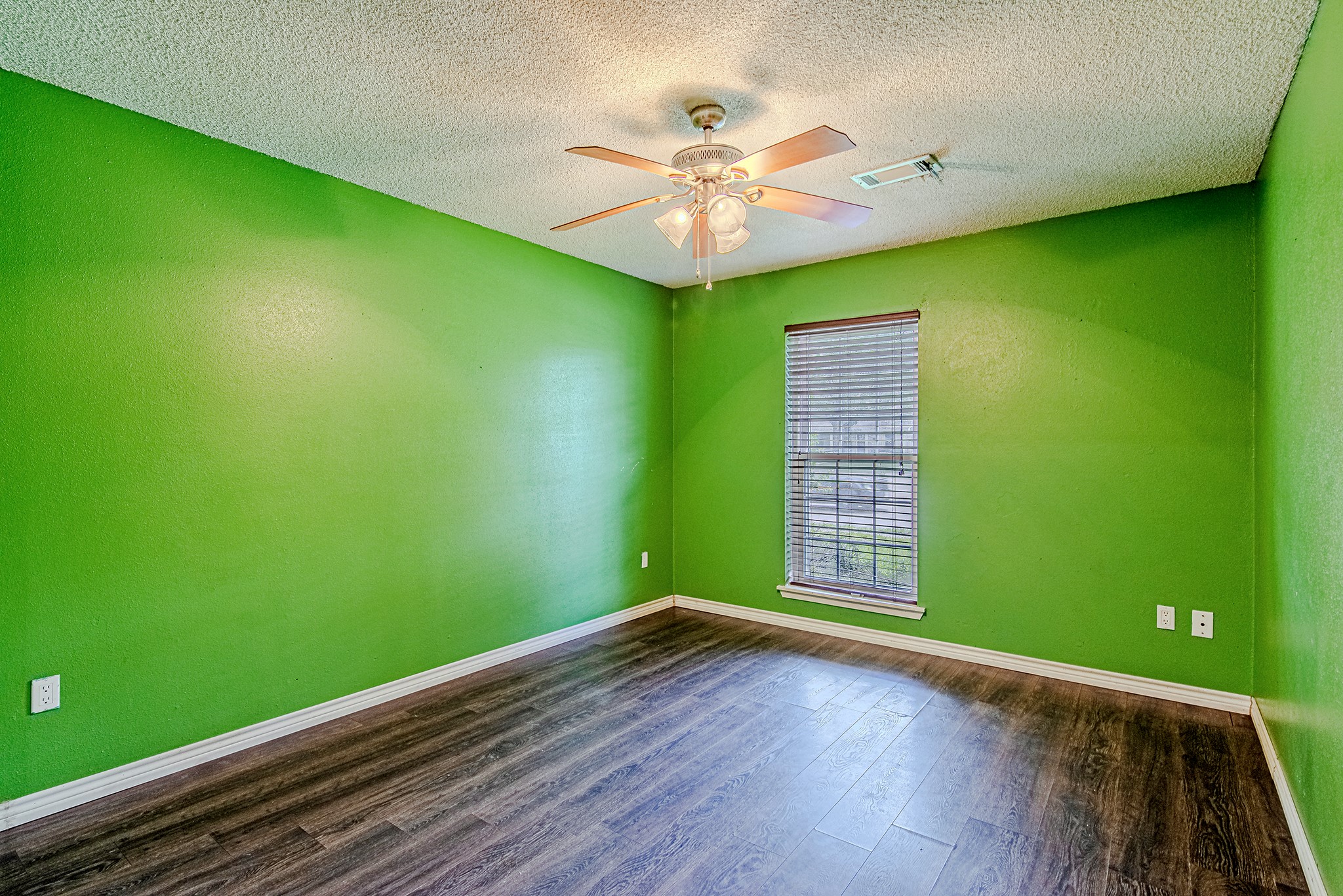 2710 Burke Road Pasadena, TX 77502 - Photo 19 of 28 Secondary bedroom with vibrant accent wall and ceiling fan