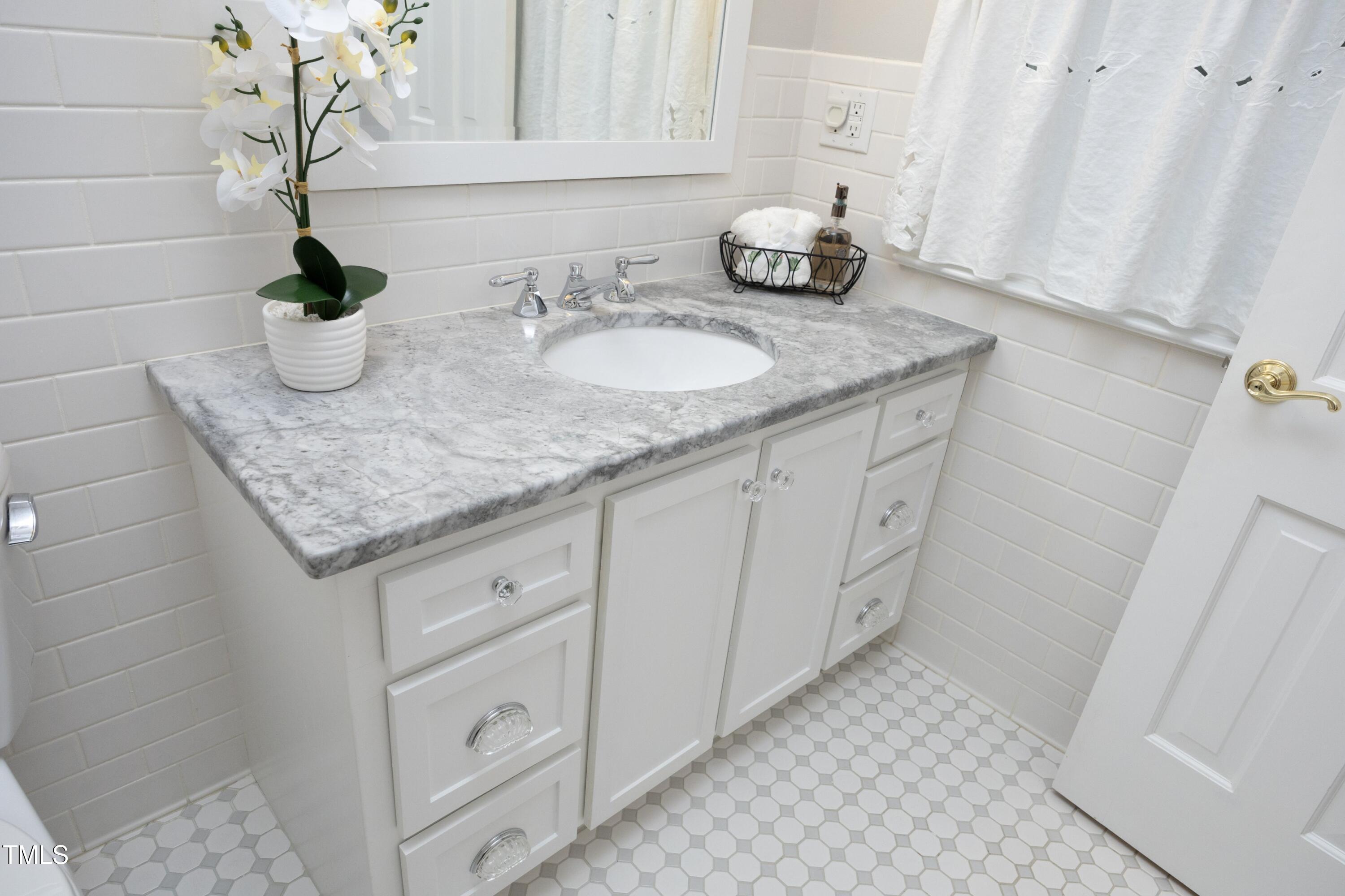 4616 Oak Park Road Raleigh, NC 27612 - Photo 29 of 63 29PrimaryBathDetail
