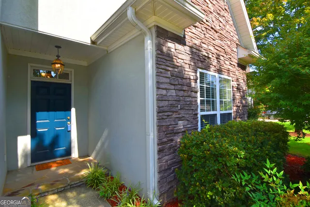 a view of a house with a yard