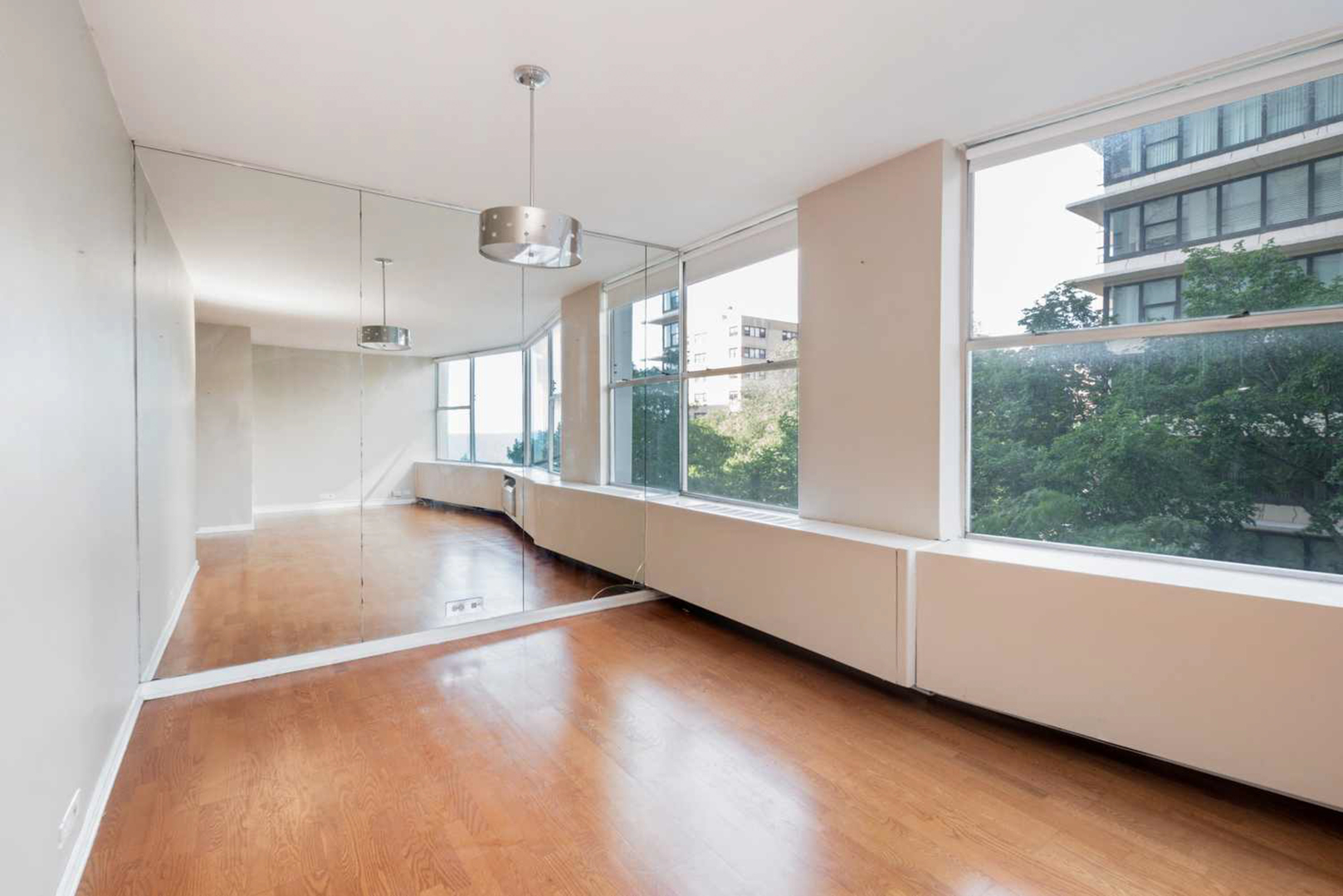 5757 North Sheridan Road, Unit 4E Chicago, IL 60660 - Photo 6 of 11 a view of an empty room with a window