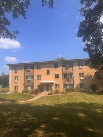 $1,800 | 705 Strom Drive, Unit 2D, West Dundee, IL 60118