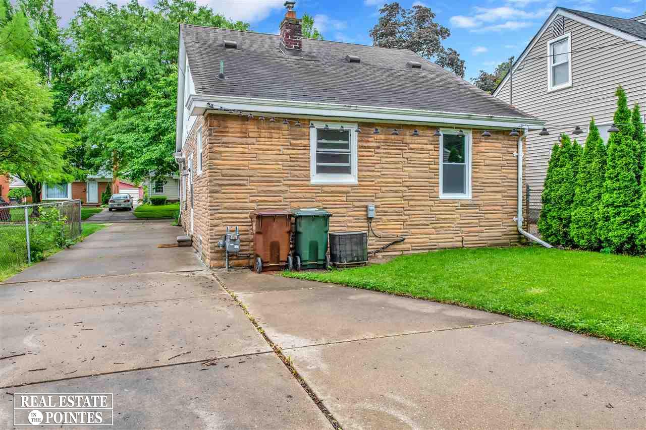 2050 Roslyn Road Grosse Pointe Woods, MI 48236 - Photo 6 of 30