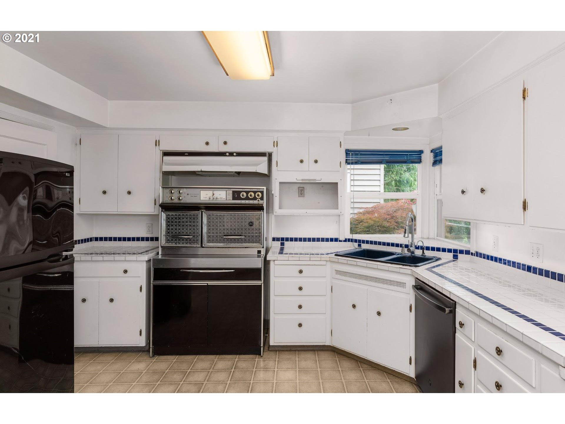 8670 Southwest Birchwood Road Portland, OR 97225 - Photo 10 of 30 Kitchen