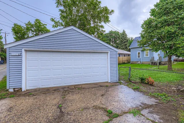 $2,399 | 2939 Russell Avenue North, Minneapolis, MN 55411