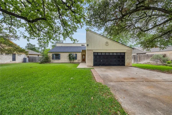 $365,000 | 3803 Old Oaks Drive, Bryan, TX 77802