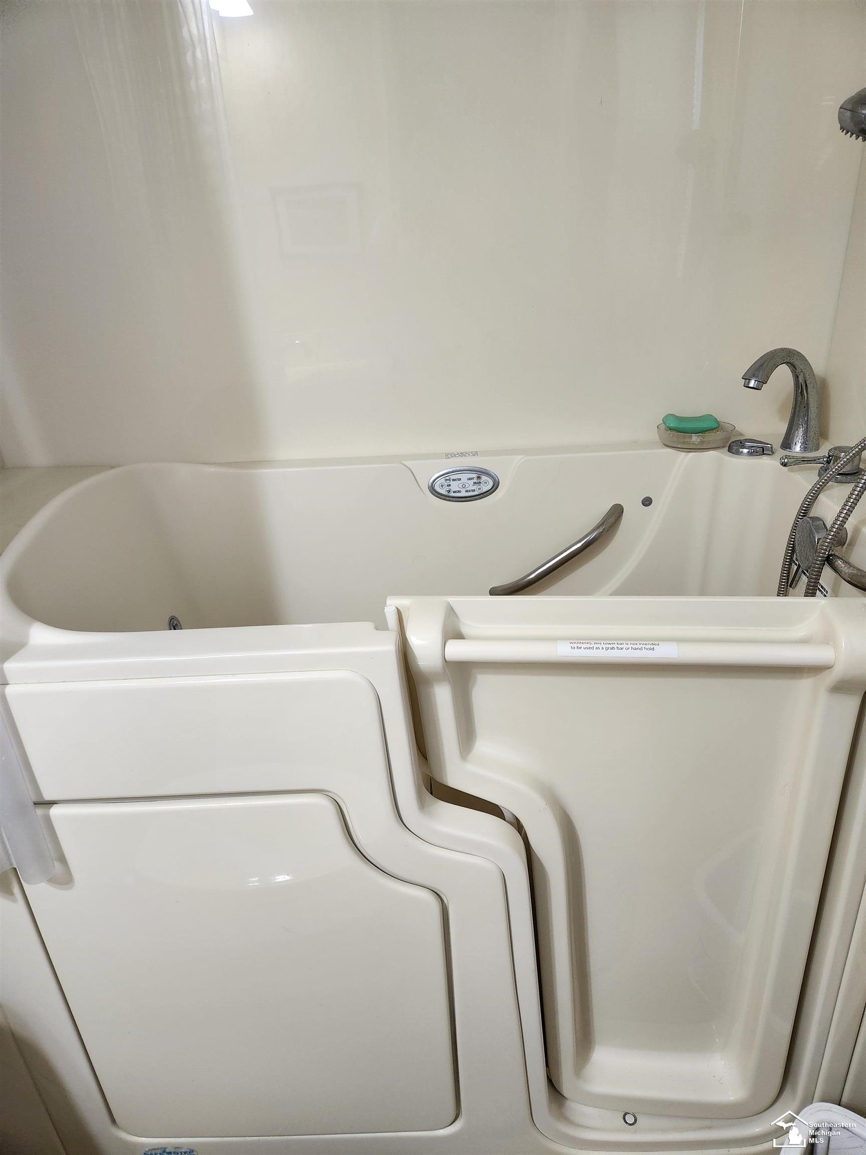 15060 Timber Lane Monroe, MI 48161 - Photo 19 of 32 50190254-acc88ad6-b411-4a0a-a497-abf3ef1e0aa1.JPG