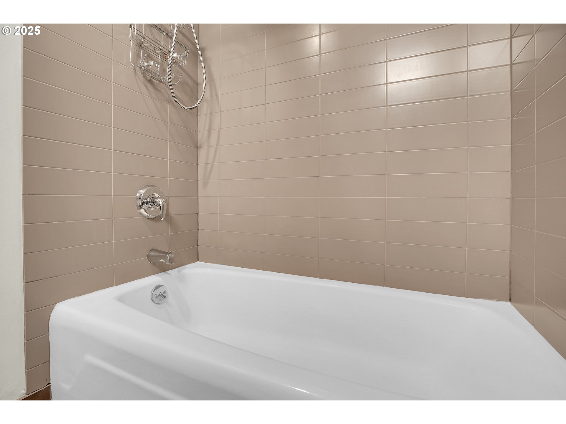255 Southwest Harrison Street, Unit 17F Portland, OR 97201 - Photo 18 of 31 a bathroom with a bathtub