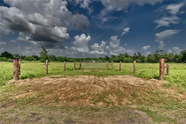 $425,000 | 1290 County Road 302, Rockdale, TX 76567