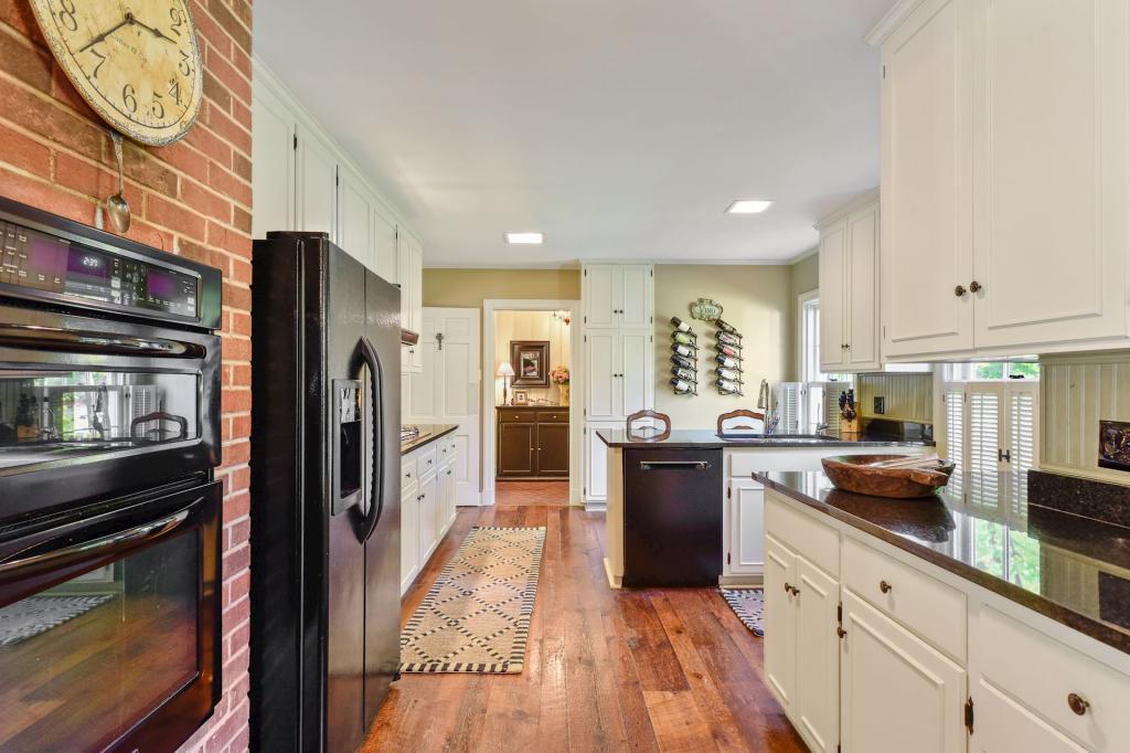 18425 Maple Ridge Road Deephaven, MN 55391 - Photo 8 of 41