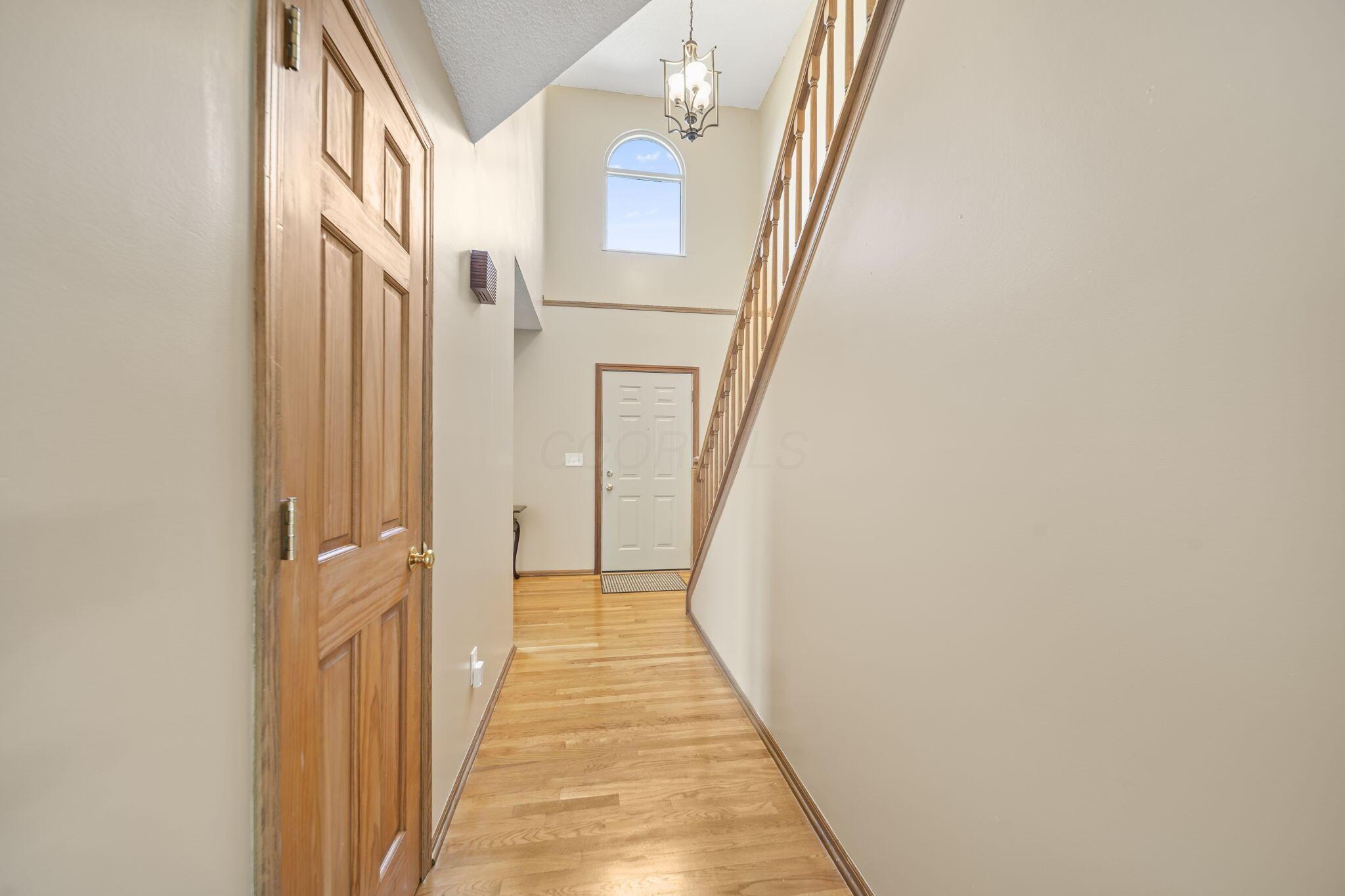 261 Fox Ridge Circle Powell, OH 43065 - Photo 5 of 67 Entry/Hall