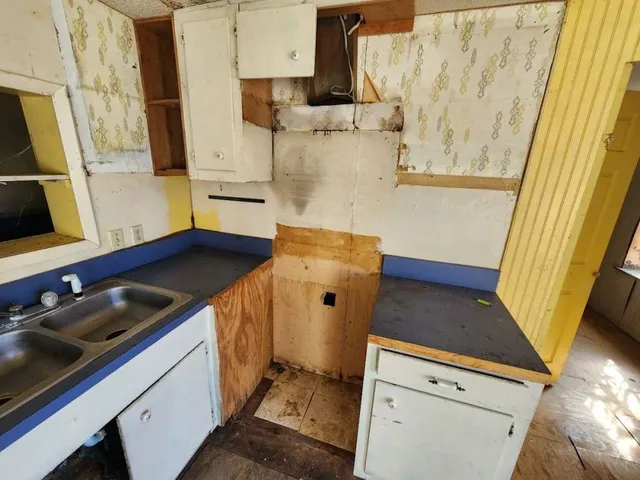 a view of a room with an empty space