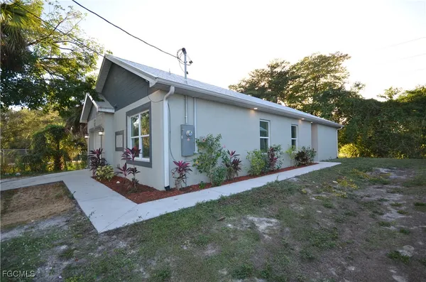 a view of a house with backyard and garden