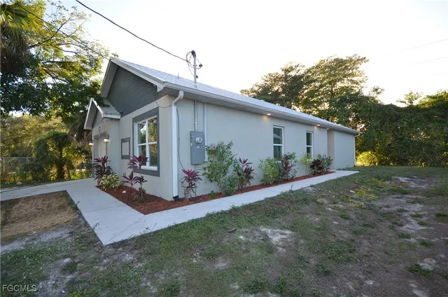 a view of a house with a yard