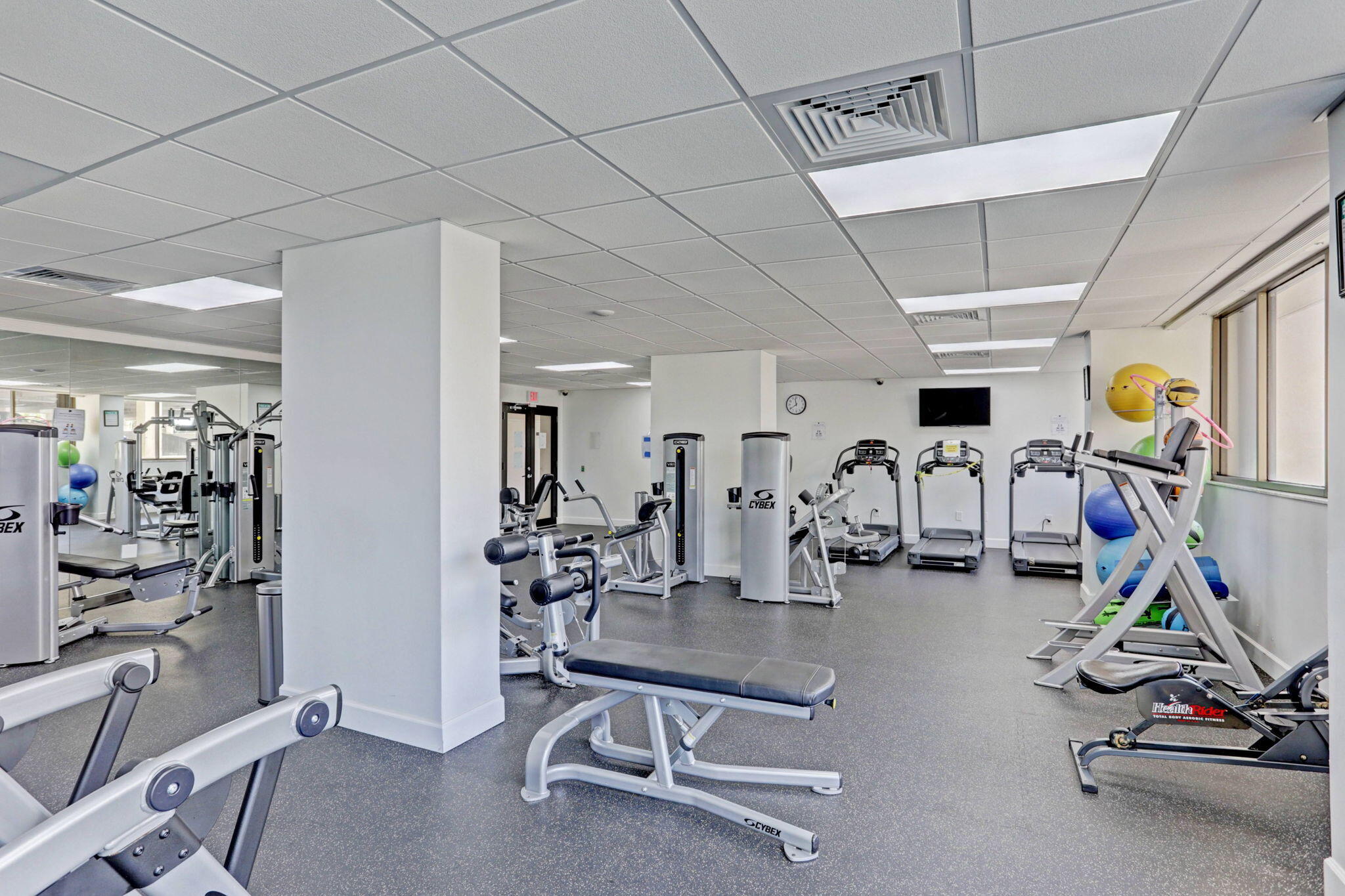 5600 North Flagler Drive, Unit 2703 West Palm Beach, FL 33407 - Photo 36 of 60 a view of a room with gym equipment