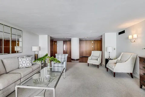 $935,000 | 1630 Sheridan Road, Unit 2C, Wilmette, IL 60091