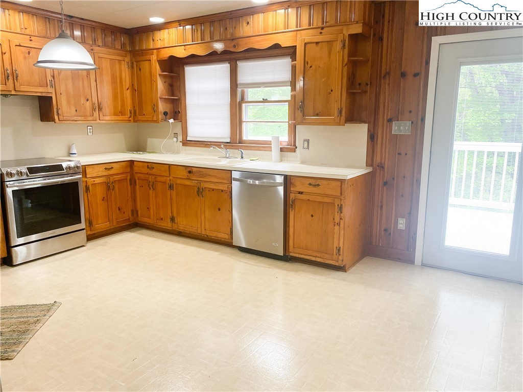 341 Collins Road Sparta, NC 28675 - Photo 6 of 37 Gallery Image 6