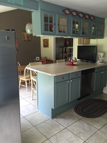 5589 Shattuck Road Belvidere, IL 61008 - Photo 7 of 20 a kitchen with a sink and cabinets