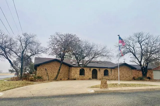 $359,000 | 2001 Longhorn Drive, Levelland, TX 79336