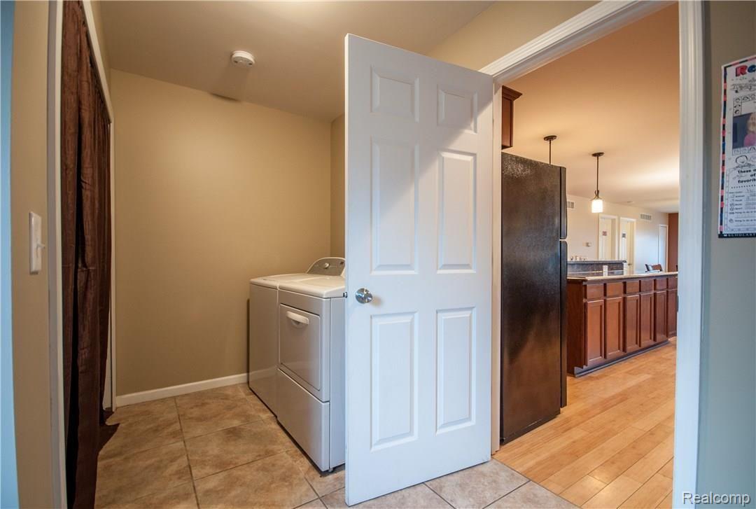 1028 Miller Road Lake Orion, MI 48362 - Photo 14 of 31 Laundry/Mudroom