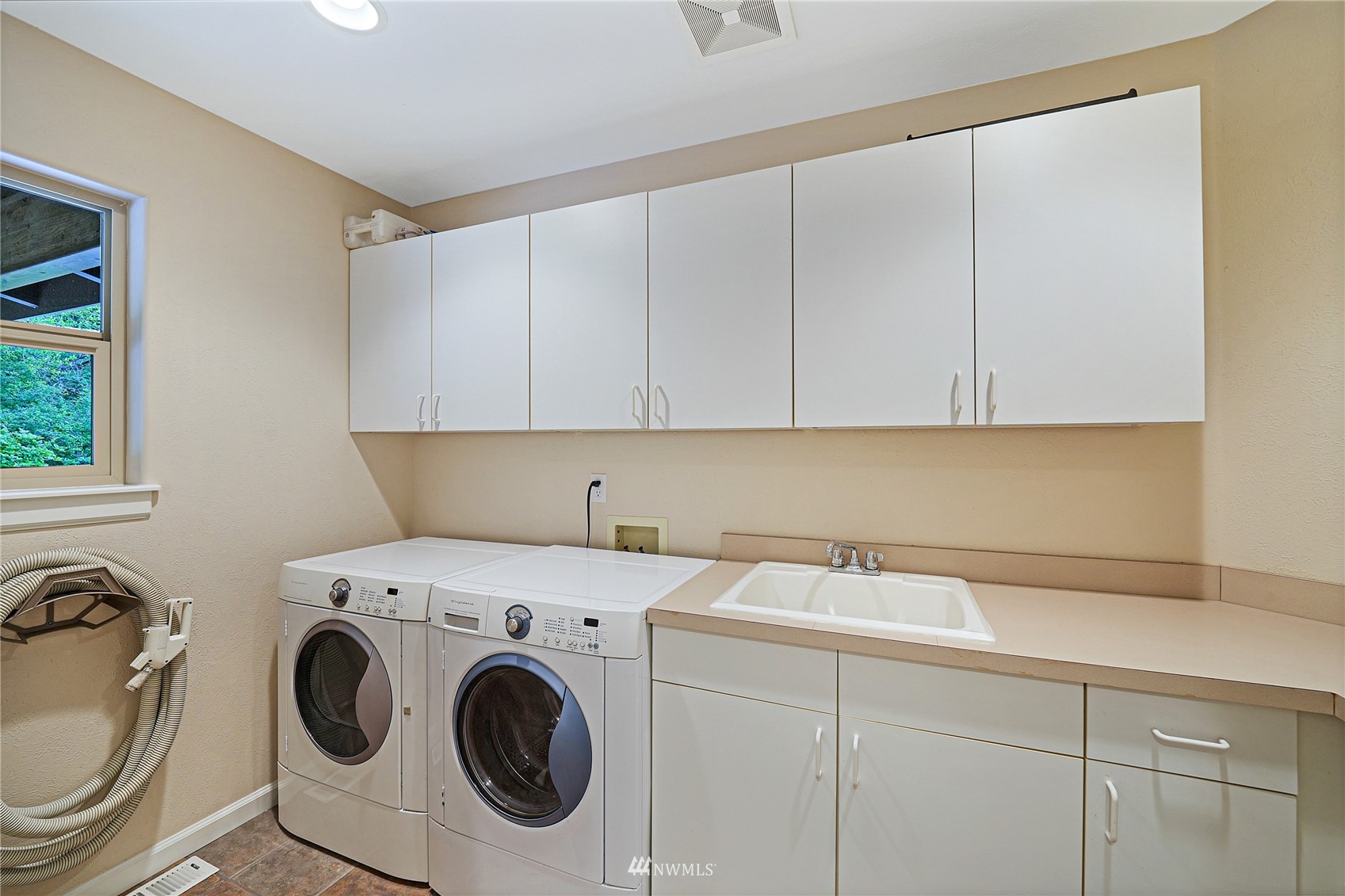 19695 Landing Road Mount Vernon, WA 98273 - Photo 19 of 40 a utility room with sink dryer and washer