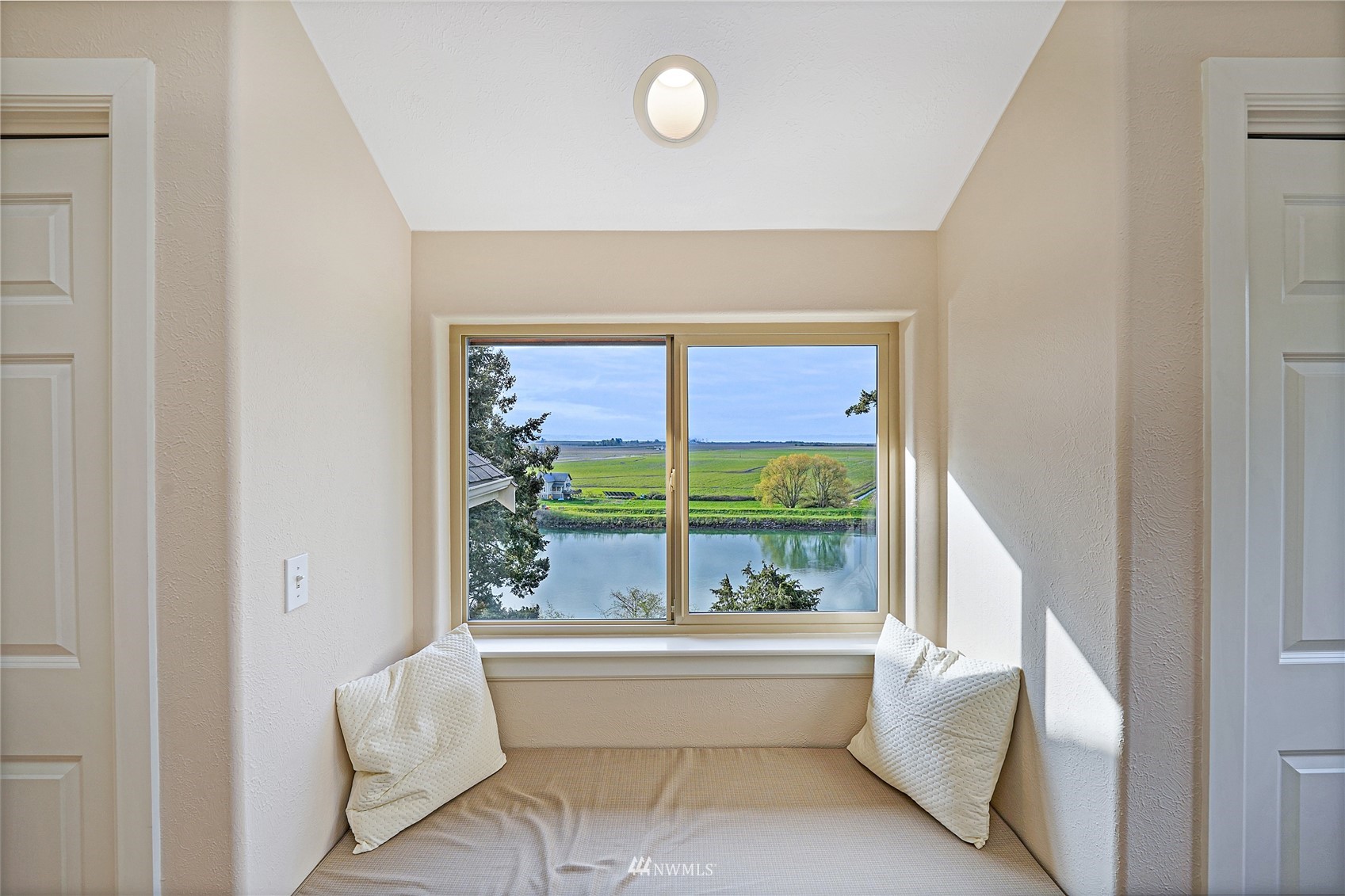 19695 Landing Road Mount Vernon, WA 98273 - Photo 27 of 40 a bathroom with a bathtub and a window