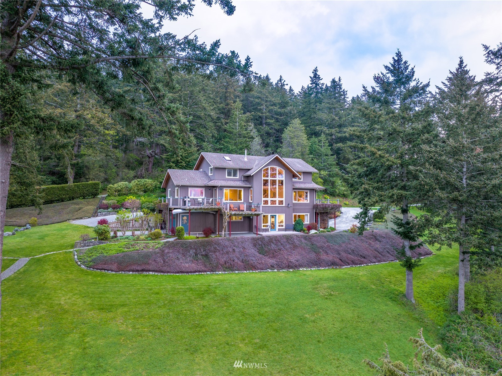 19695 Landing Road Mount Vernon, WA 98273 - Photo 4 of 40 a front view of a house with garden
