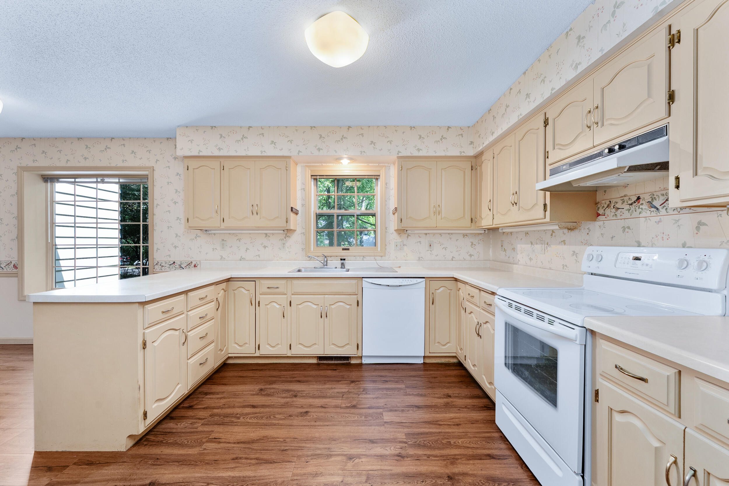 137 Canterbury Road Washington, WI 54701 - Photo 13 of 40 Plenty of cabinets and counters