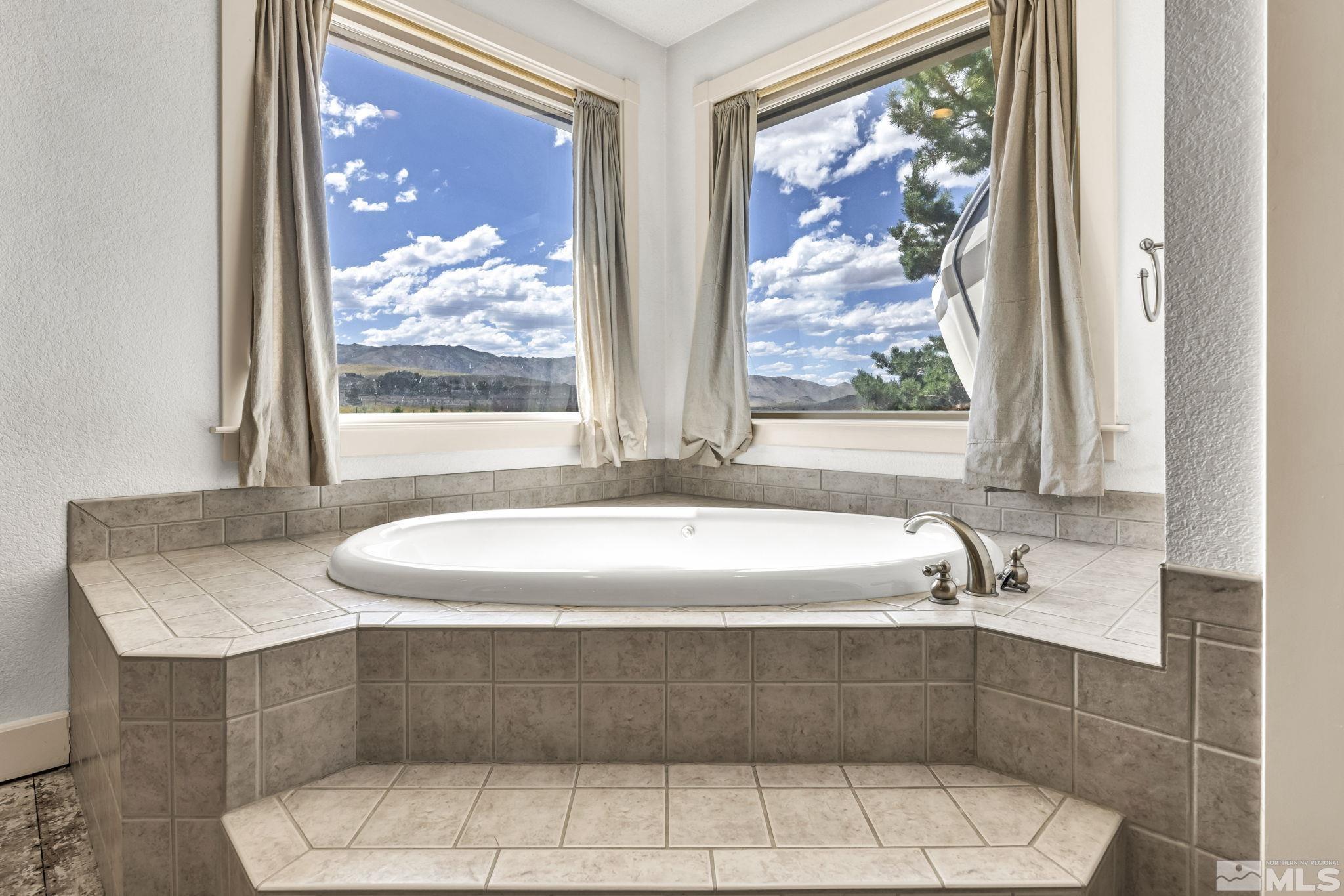 400 Desert Sun Lane Reno, NV 89508 - Photo 19 of 40 a bathroom with a bathtub